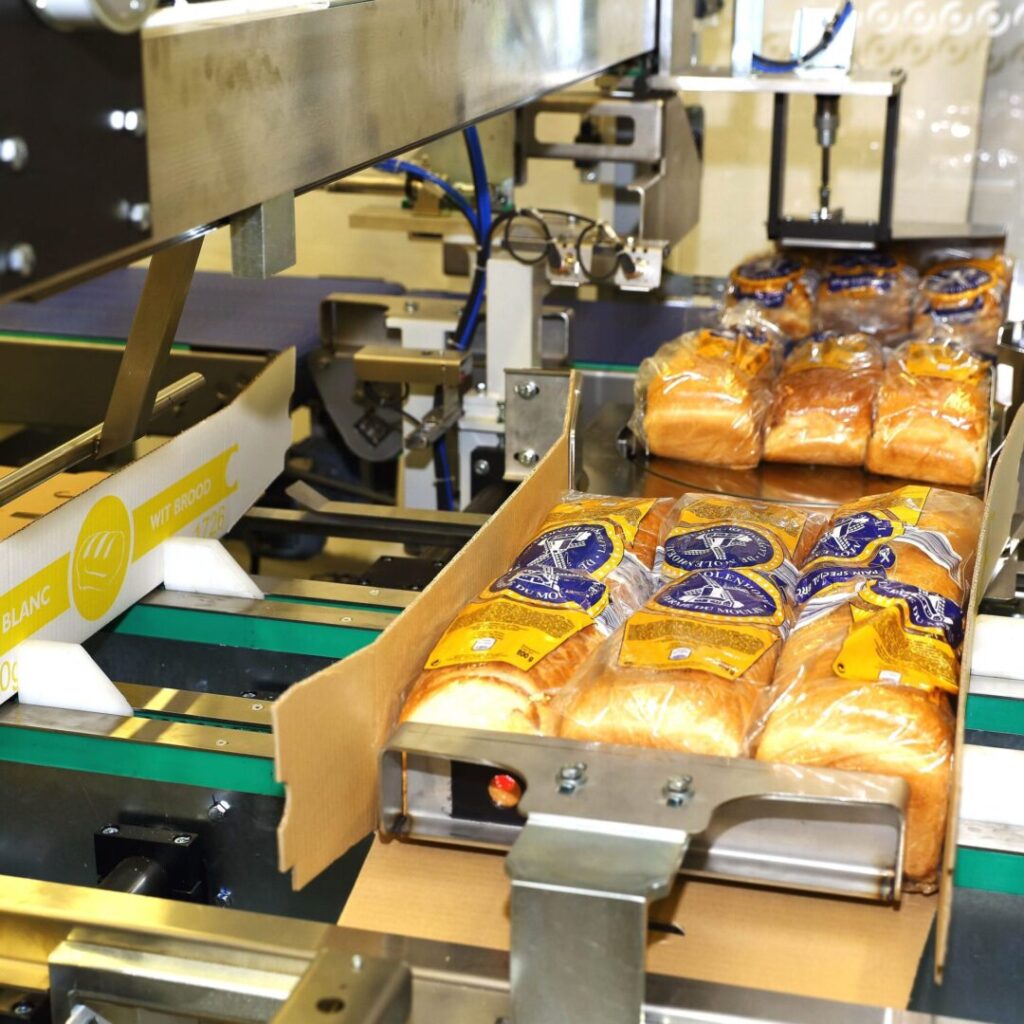 Avercon_Case-Packer_-Packer-of-bread-in-conical-tray-scaled-e1653900194213