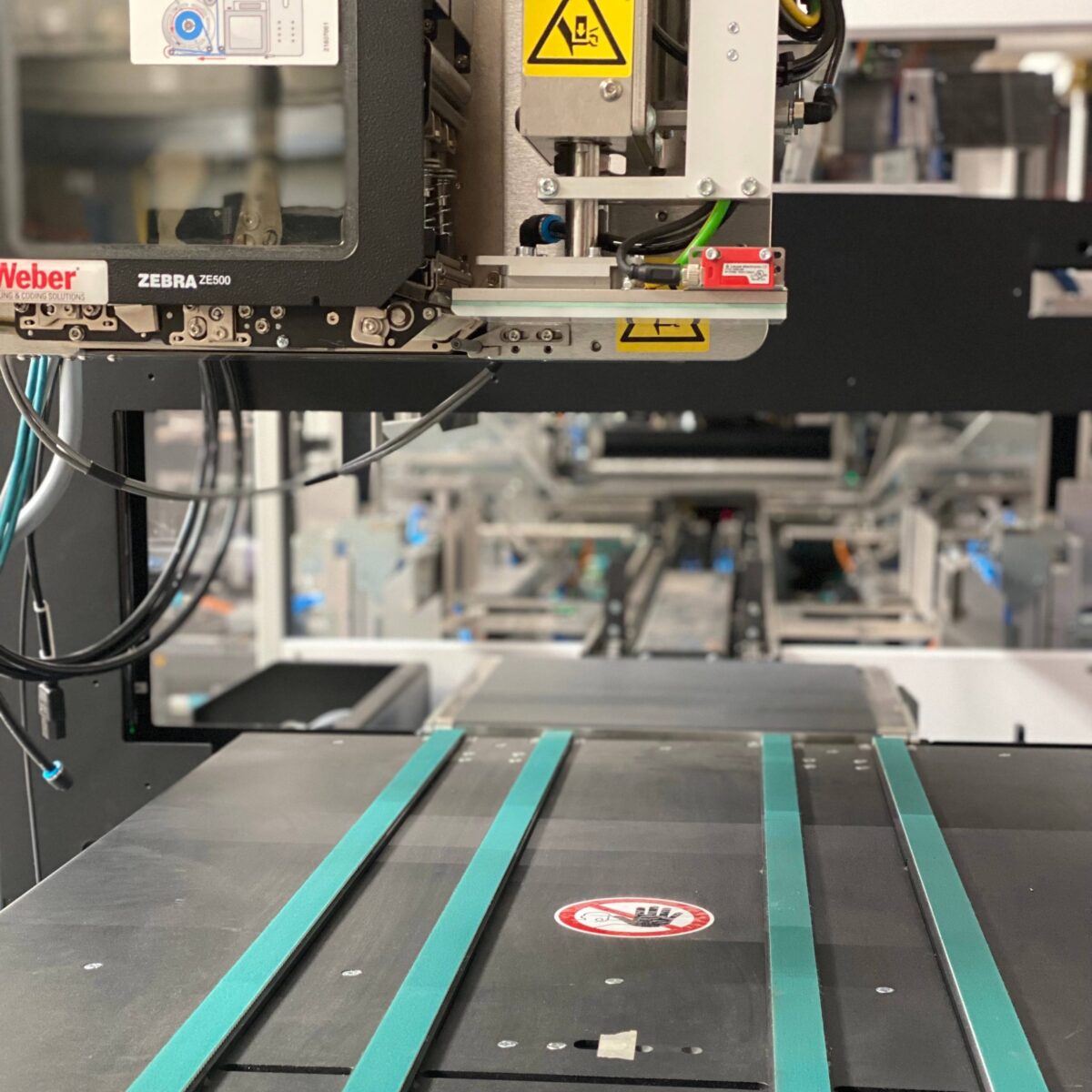 Avercon_X7_Packagingline_right-sized-box_Safety-scaled
